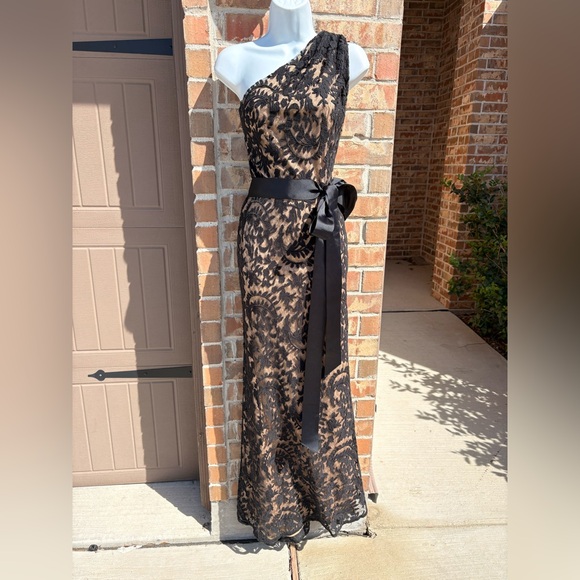 Tadashi Shoji black lace nude lined one shoulder floor length formal gown size 4 - Picture 4 of 11